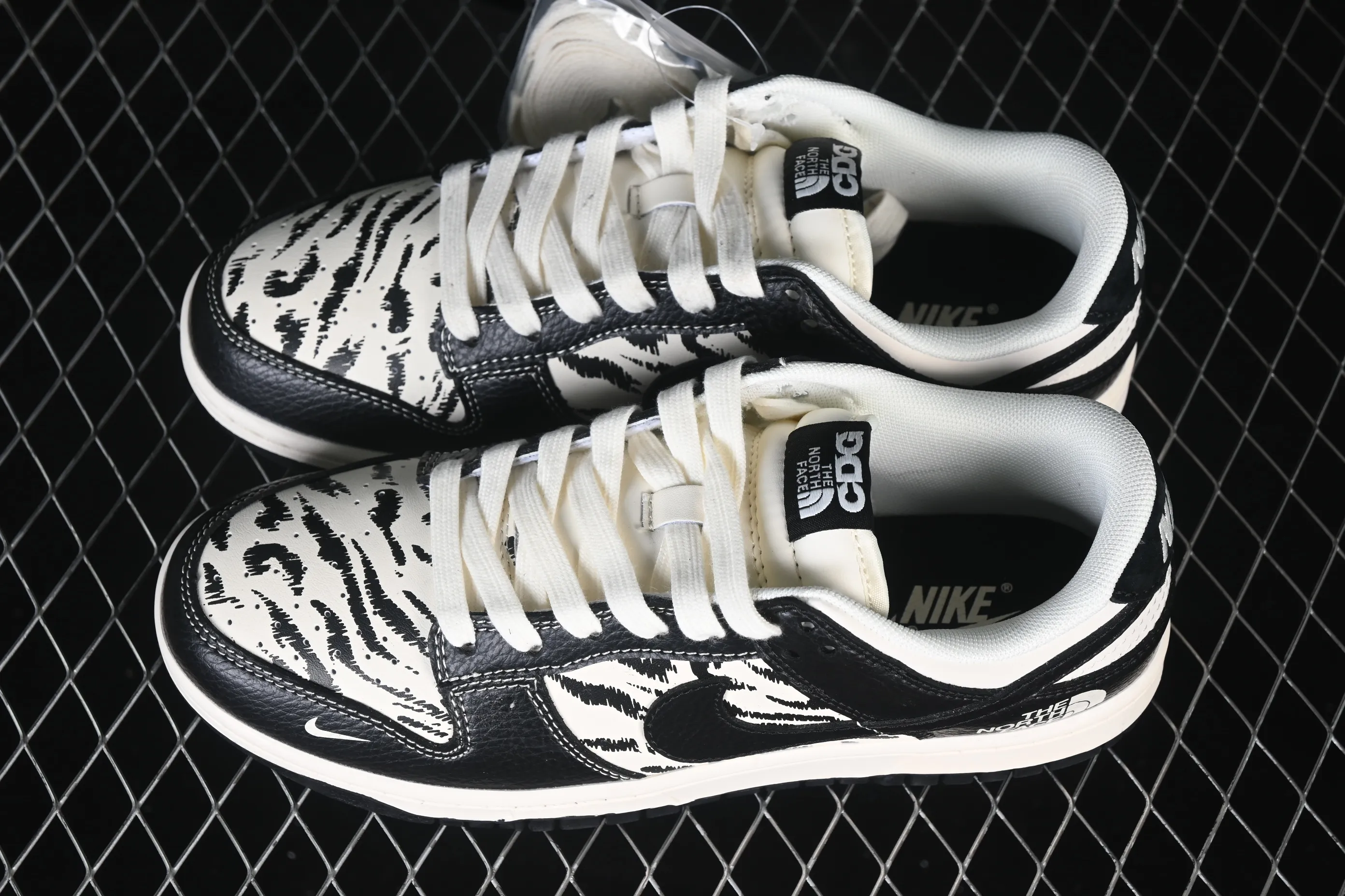 All categories Nk SB Dunk Series Nk SB Dunk Low High-end customized low-top sneakers Nike SB Dunk Low North Face co-branded Snow Mountain Beige and Black High-end customized low-top casual sneakers QW5836-028